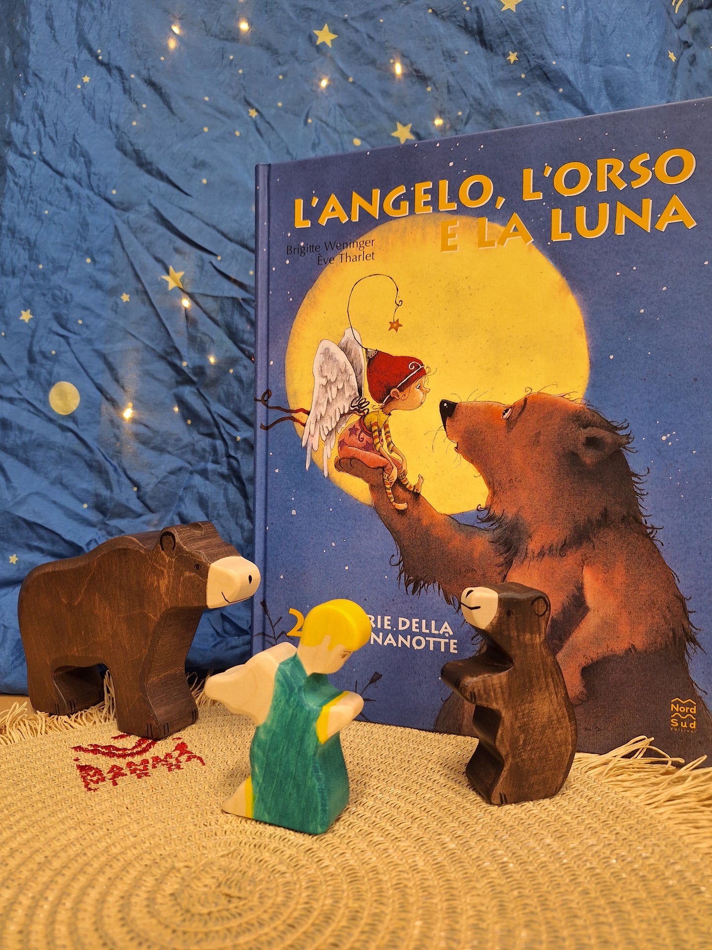 Kit libro L’angelo, l’orso e la luna + 2 personaggi in Legno Holztiger