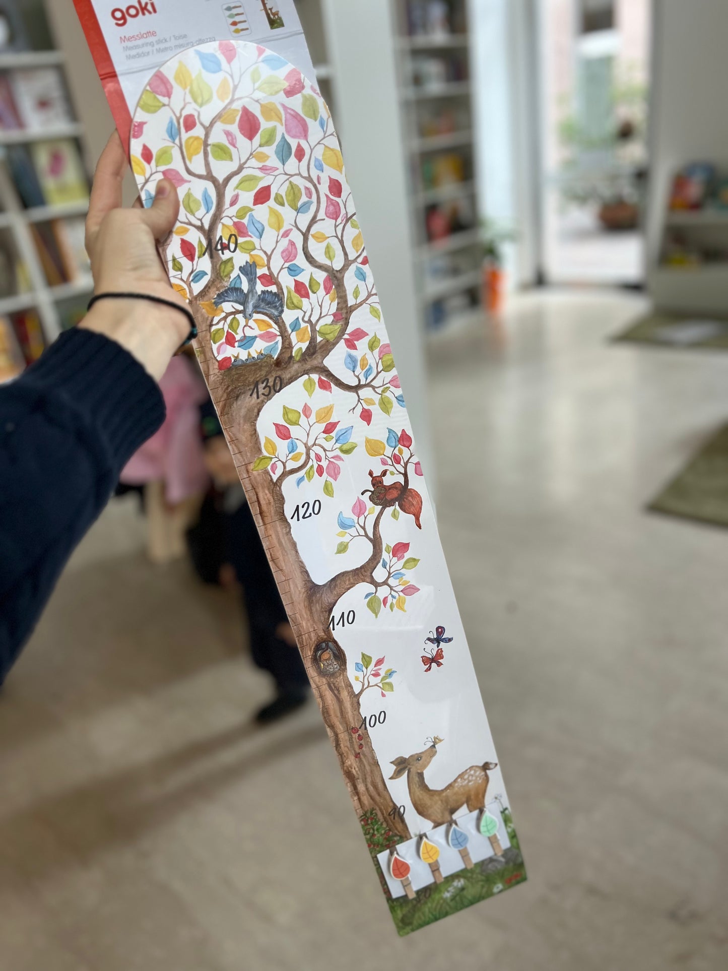 Metro misura altezza in legno con mollette, illustrazioni foresta