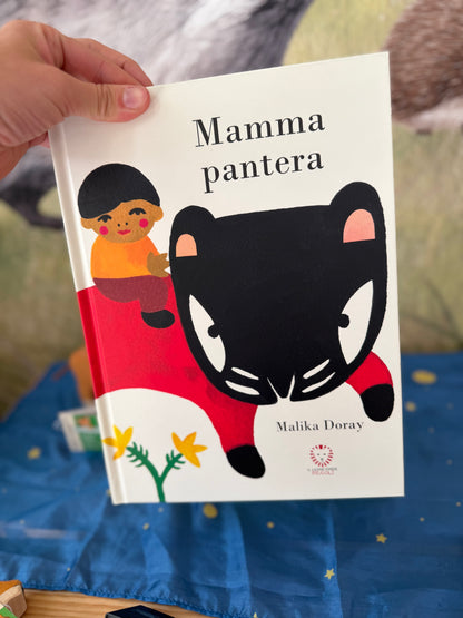 Kit libro Mamma Pantera di Malika Doray e 2 personaggi in legno Holztiger