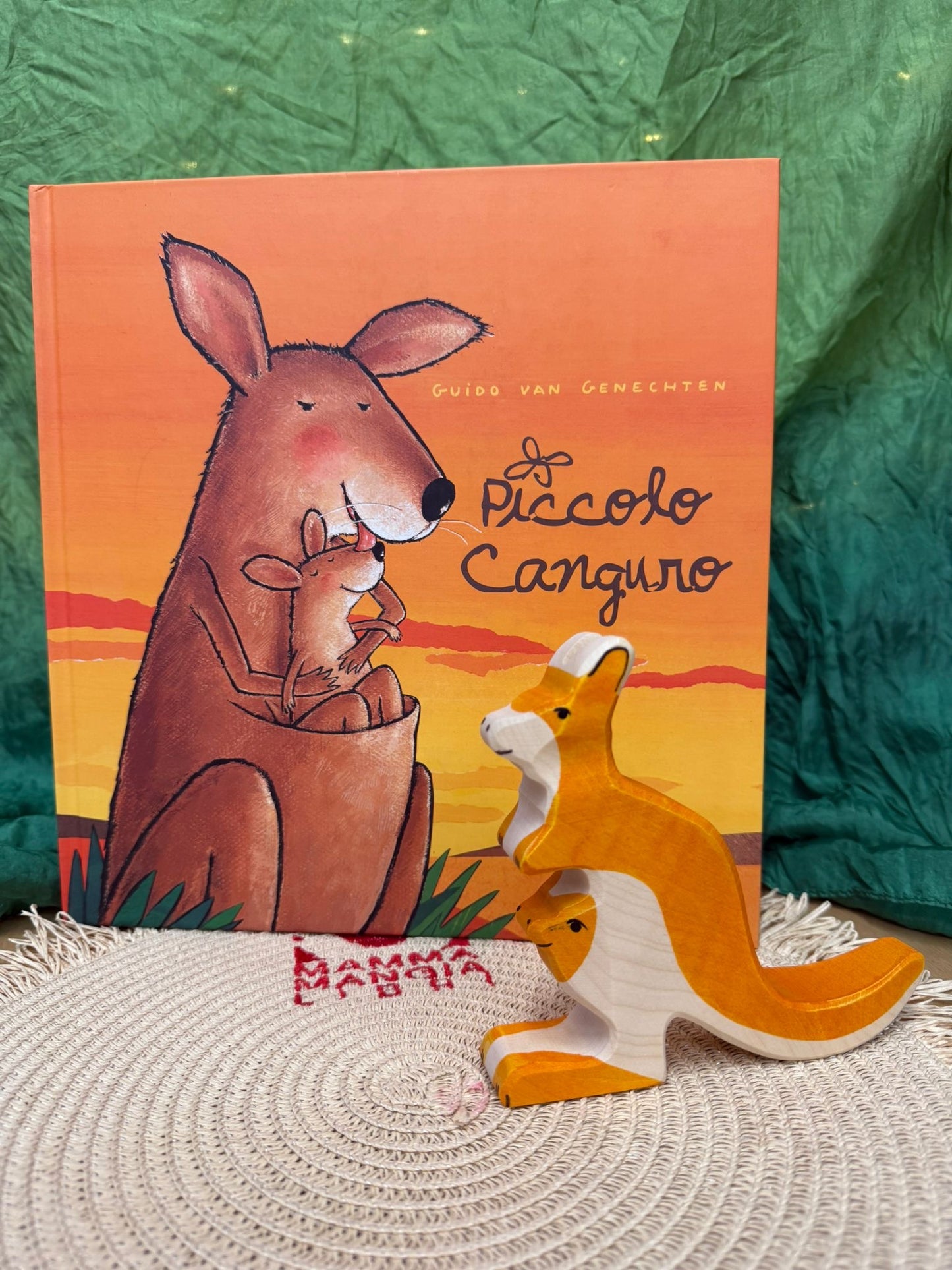 KIT Libro Il piccolo canguro + personaggio in legno Holztiger