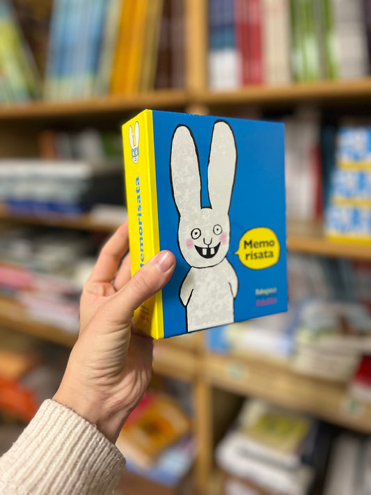 Memo risata, Stephanie Blake