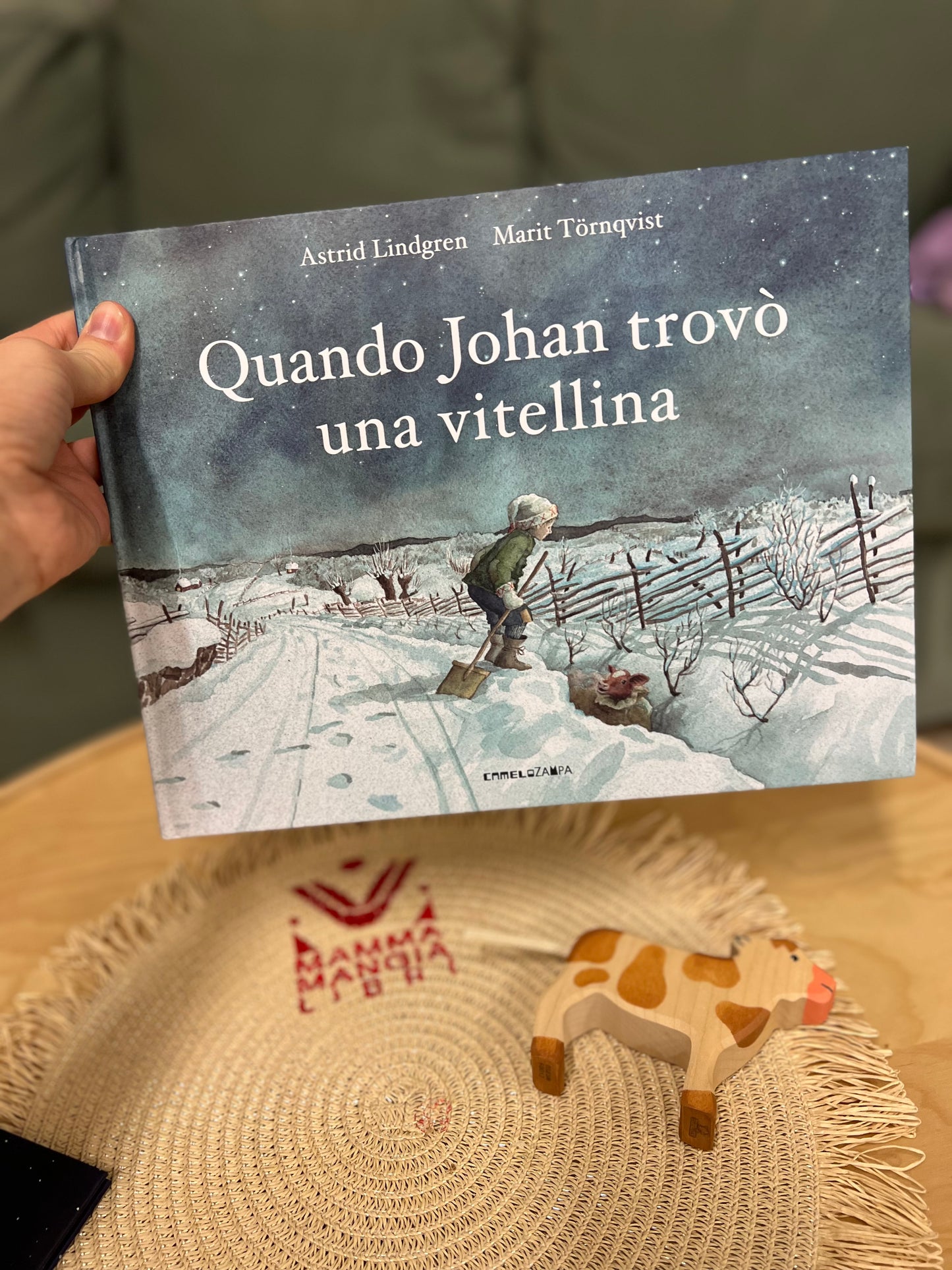 Libro Quando Johan trovo una vitellina + personaggio in legno Holztiger