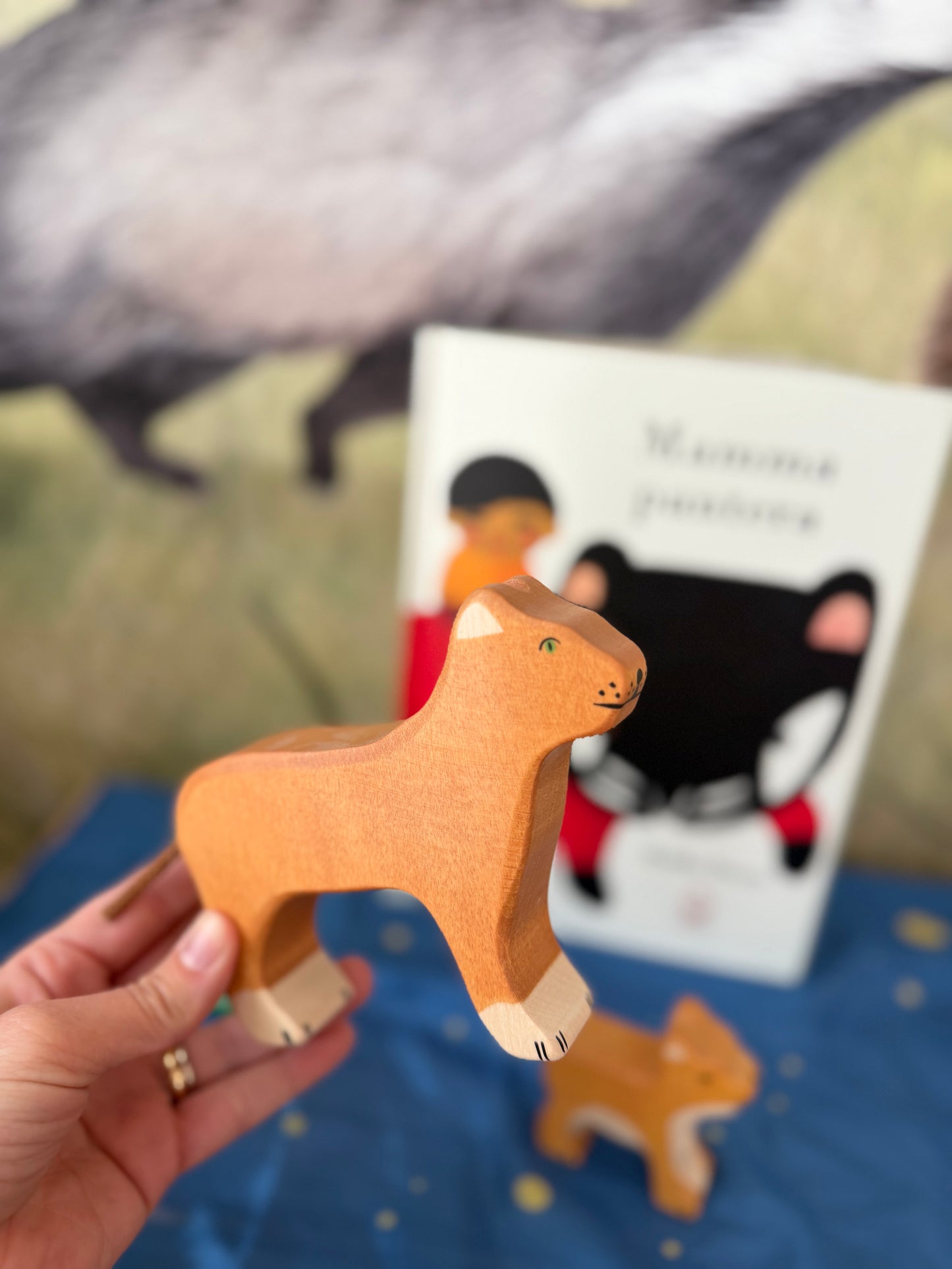 Kit libro Mamma Pantera di Malika Doray e 2 personaggi in legno Holztiger
