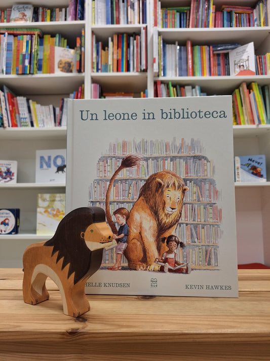 Kit libro Un leone in biblioteca + personaggio in legno Holztiger
