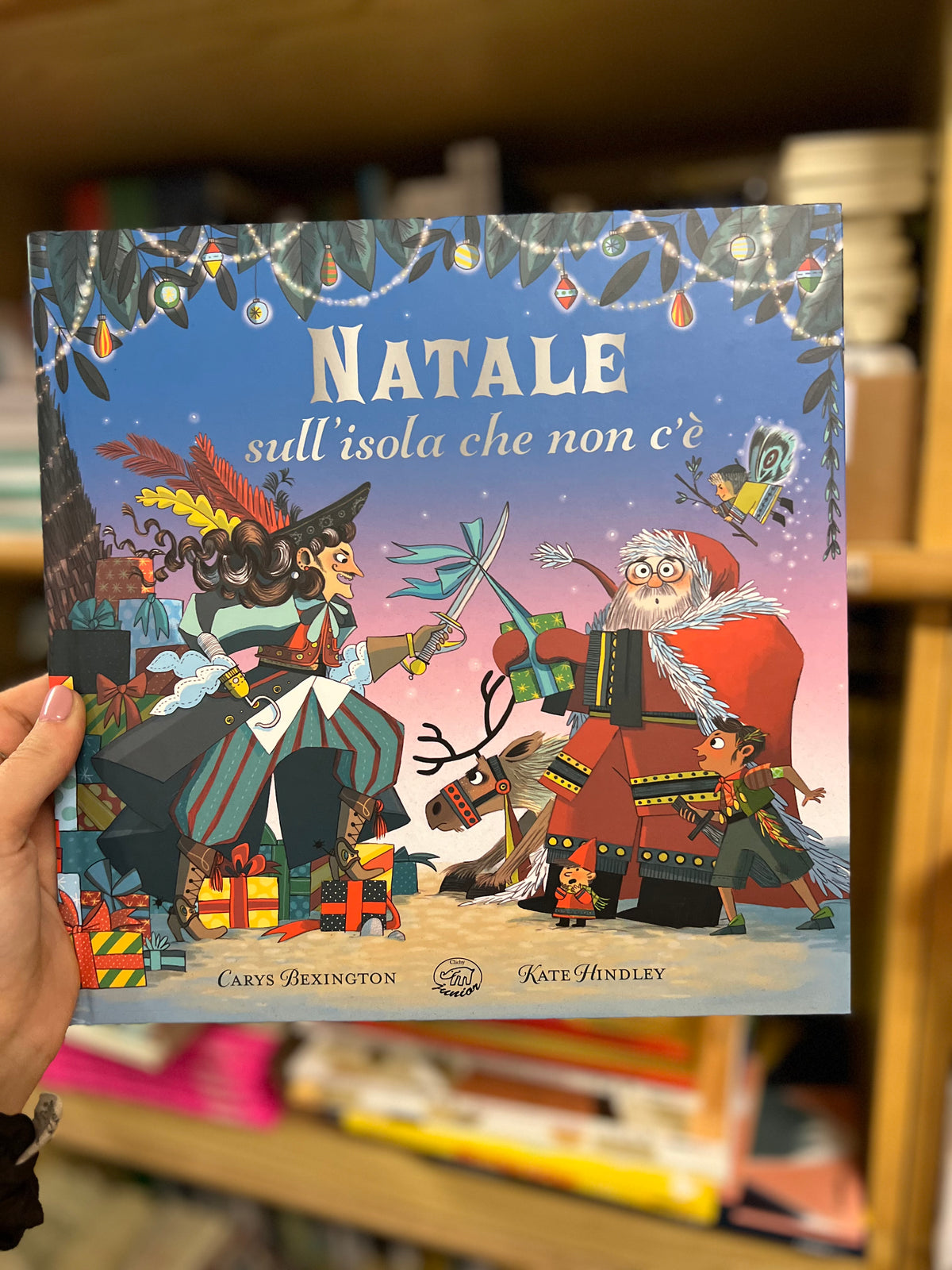 Natale sull’isola che non c’è, Carys Bexington & Kate Hindley